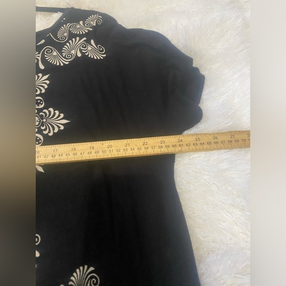 B.L.E.U. Cap Sleeve Hi Low Embroidered Embellished Black White Top Plus Size 1X - Picture 4 of 7